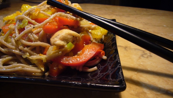 Гречневая лапша с жареной индейкой и овощами